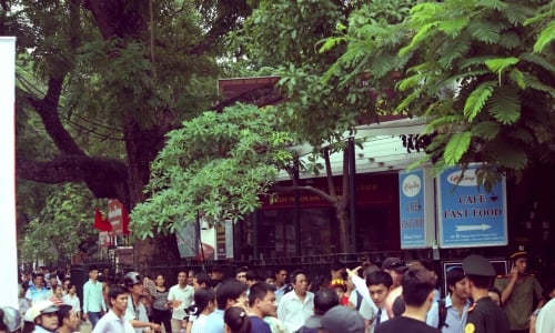 Hàng ngàn người nối dài vào viếng lăng chủ tịch Hồ Chí Minh