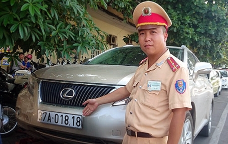 Cảnh sát giao thông lật tẩy nhà báo giả đi xe Lexus “dỏm”