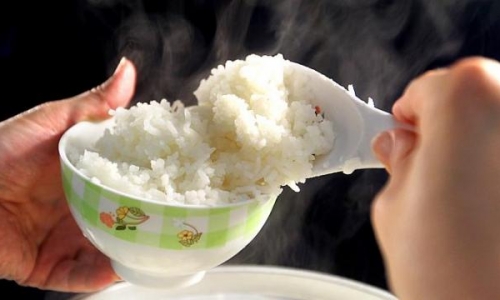 Đáng sợ: Gạo nhựa độc hại tràn lan 