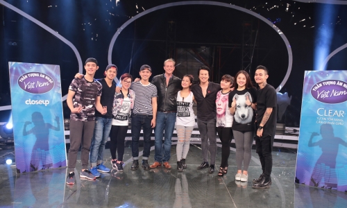 Top 8 Vietnam Idol phấn khích tập luyện cùng NSX âm nhạc nổi tiếng Mark Walton 