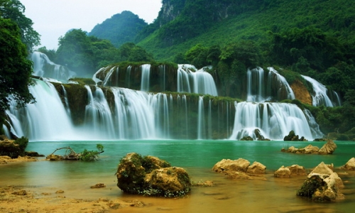 Bản Giốc lọt vào top 15 thác nước ấn tượng nhất thế giới
