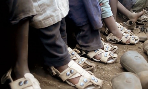 Người sáng chế giày “lớn lên” theo bàn chân cho trẻ em nghèo 