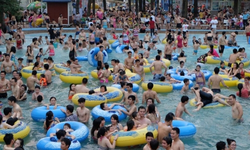 Bể bơi Hà Nội: Giá vé có đi đôi với chất lượng? 
