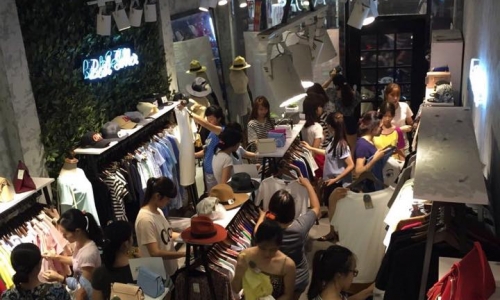 Hà Nội: Cửa hàng thời trang khuyến mại giảm giá theo nhiệt độ
