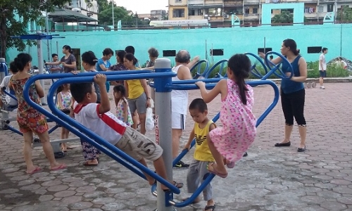 Người dân Hà Nội hào hứng với dụng cụ tập thể dục miễn phí