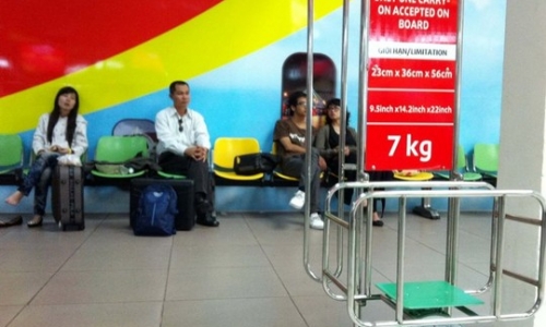 Nữ hành khách 'hành hung' nam nhân viên hàng không tại Tân Sơn Nhất