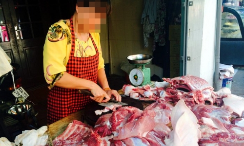 Độc chiêu ăn bớt: Bà chủ hàng thịt lột tiền khách quen 