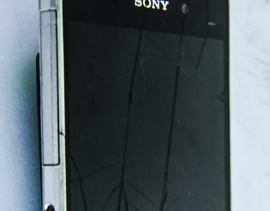 Uy tín của Sony: Rạn vỡ theo từng vết nứt trên màn hình điện thoại! 