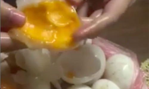 Trứng gà đông như thạch rau câu ở Hà Nội