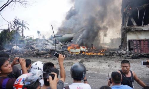 Máy bay quân sự rơi trúng khu dân cư khiến 30 người chết ở Indonesia