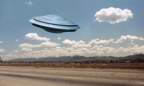 UFO: Dân thường quay cảnh vật thể lạ bay trên bầu trời Anh