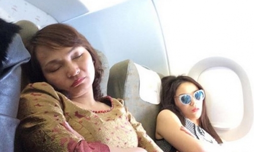 Hoa hậu Kỳ Duyên và mẹ tiếp tục bị chụp trộm khi đang ngủ say trên máy bay