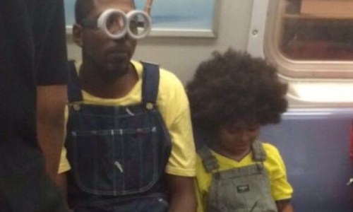 Cha và con trai Minions gây sốt trên tàu điện ngầm