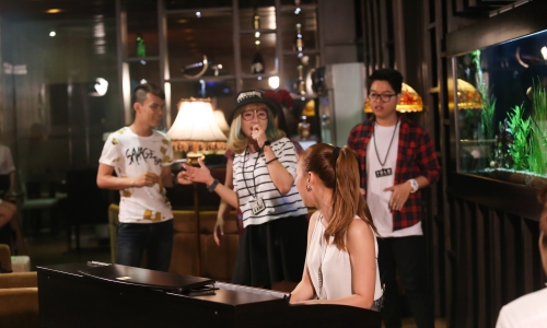 Giọng hát Việt: Mỹ Tâm tự tay đệm đàn cho học trò tập luyện