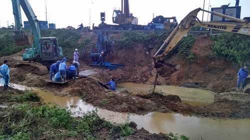 Lần thứ 11 vỡ đường ống nước sông Đà, 70.000 hộ dân thiếu nước