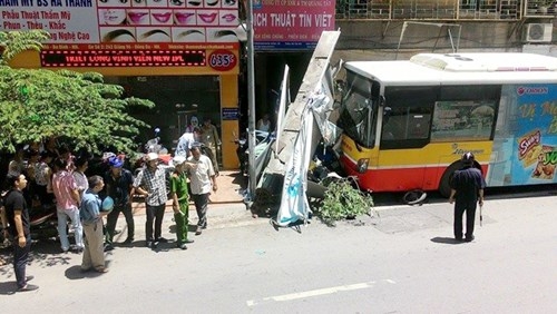Hà Nội: Xe buýt mất lái cuốn hàng loạt xe máy vào gầm
