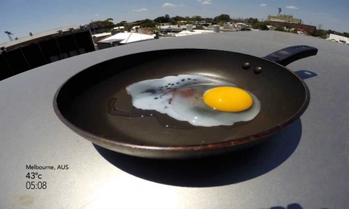 Rán trứng dưới trời nắng 40 độ C