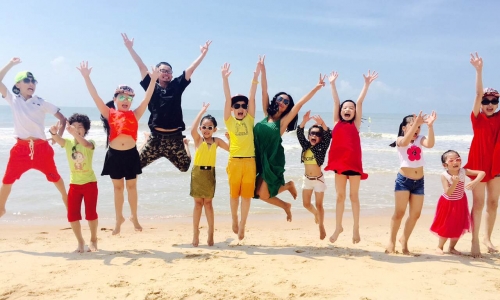 Đoan Trang – Hà Lê quậy tung cùng 11 trò cưng trên bãi biển