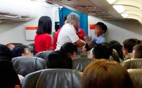 Khách bị trói vì chống đối tiếp viên trên máy bay Vietnam Airlines