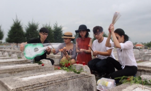 Thu Phương đội mưa cùng học trò viếng nghĩa trang liệt sĩ