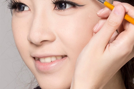 Bút kẻ lông mày Trung Quốc chứa hóa chất gây kích ứng da và mắt