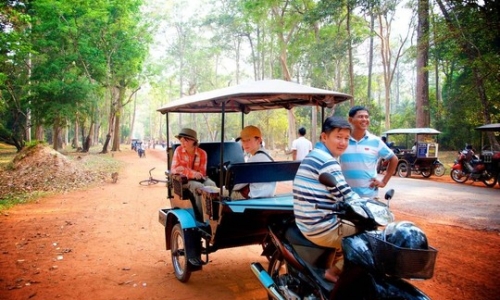 Campuchia: Bom “rơi” trên đường tới Đền Angkor