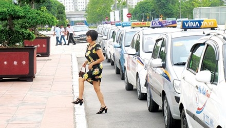 Bùng nổ dịch vụ gọi xe qua mạng: Taxi truyền thống hết thời “hét” giá