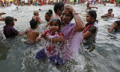 Hàng nghìn người Ấn Độ tắm sông thanh tẩy tội lỗi