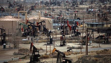 Giá dầu lao dốc, lượng khai thác vẫn tăng mạnh 