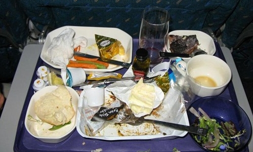 Bàn ăn trên máy bay: Cực bẩn