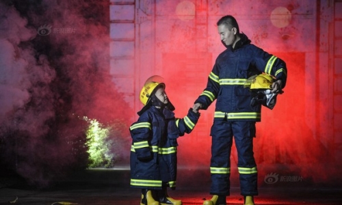 Quần áo lính cứu hỏa dành cho trẻ chứa chất cấm