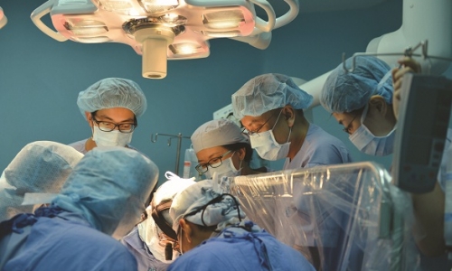 Bệnh viện Đại học Y Dược phẫu thuật thành công bé gái có tim ở bụng