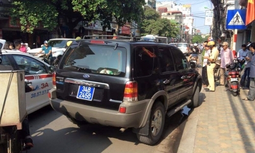 Hà Nội: Đi vào đường cấm bỏ chạy, xe biển xanh gây náo loạn giữa phố