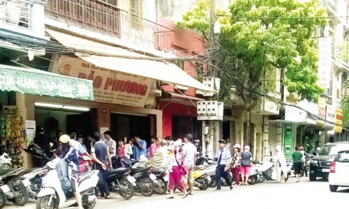 Mua bánh trung thu tại Hà Nội: Có cả xếp hàng thuê lấy tiền