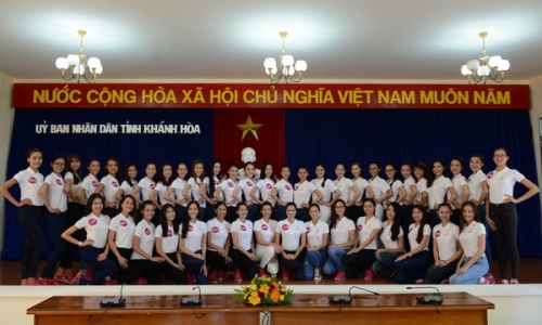 Thí sinh Hoa hậu Hoàn Vũ Việt Nam đến thăm UBND tỉnh Khánh Hòa
