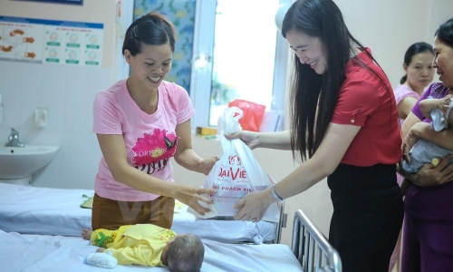 Hương Sen thăm và  trao quà Trung Thu tại Bệnh viện Nhi TƯ