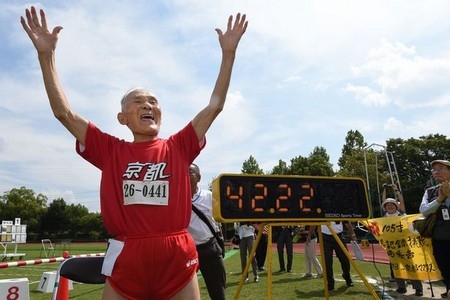 Cụ ông 105 tuổi lập kỷ lục trên đường chạy 100m