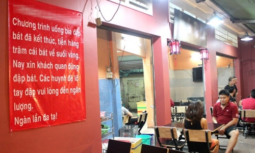 Quán nhậu Sài Gòn treo bảng xin khách đừng đập bát