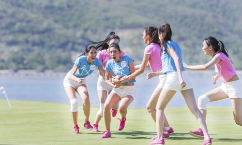 Thí sinh Hoa hậu Hoàn Vũ khoe eo thon dáng chuẩn khi chơi bóng bầu dục