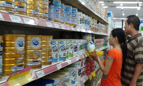 Giá nguyên liệu giảm, giá sữa vẫn chây ì: Người tiêu dùng bức xúc