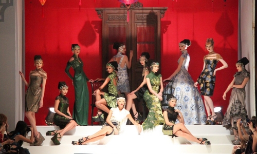 Giới thời trang Việt sẽ đắm chìm trong sắc hoa của NTK đến từ Indonesia
