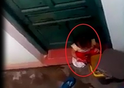 Cô giáo bỏ trẻ mầm non ngoài cửa, cháu bé 2 tuổi nhặt rác để ăn