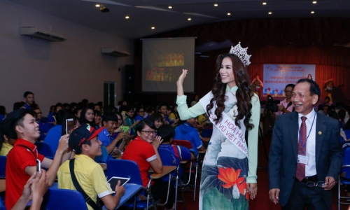 Hoa hậu Phạm Thị Hương xúc động khi được hàng ngàn sinh viên Saigonact chào đón