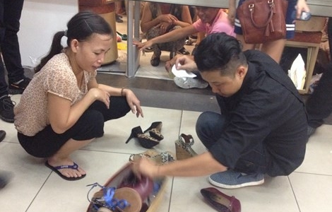 Xả hàng đồng giá, người dân chui cửa cuốn để mua giày