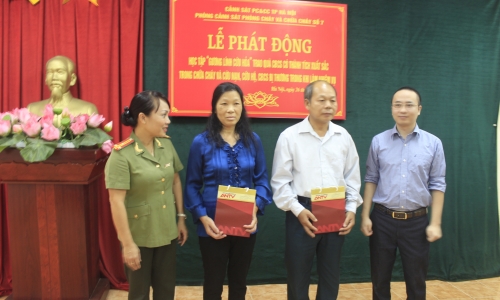 Tân Hiệp Phát tặng quà chiến sỹ bị thương khi tham gia chữa cháy tại Hà Nội