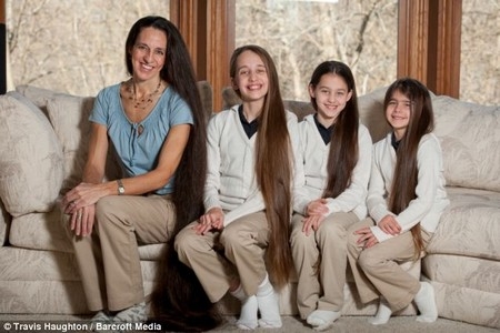 Bốn mẹ con sở hữu mái tóc dài ấn tượng nhiều năm không cắt