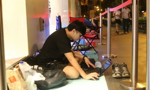 Giới trẻ Việt & thế giới bắt đầu 'cắm trại' qua đêm canh mua H&M x Balmain 