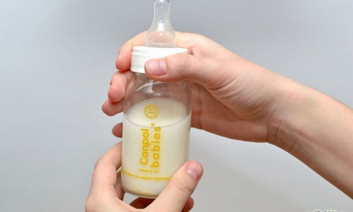 Trẻ sơ sinh uống sữa công thức có nguy cơ tử vong cao hơn 