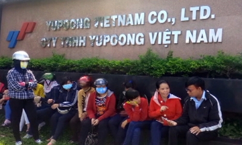 Công nhân tụ tập trước Công ty TNHH Yupoong phản đối việc bị chấm dứt hợp đồng