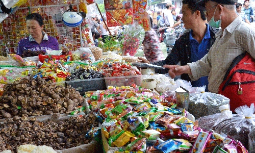 Bánh kẹo TQ 'sản xuất ở Hà Nội', đèn TQ in mác Rạng Đông